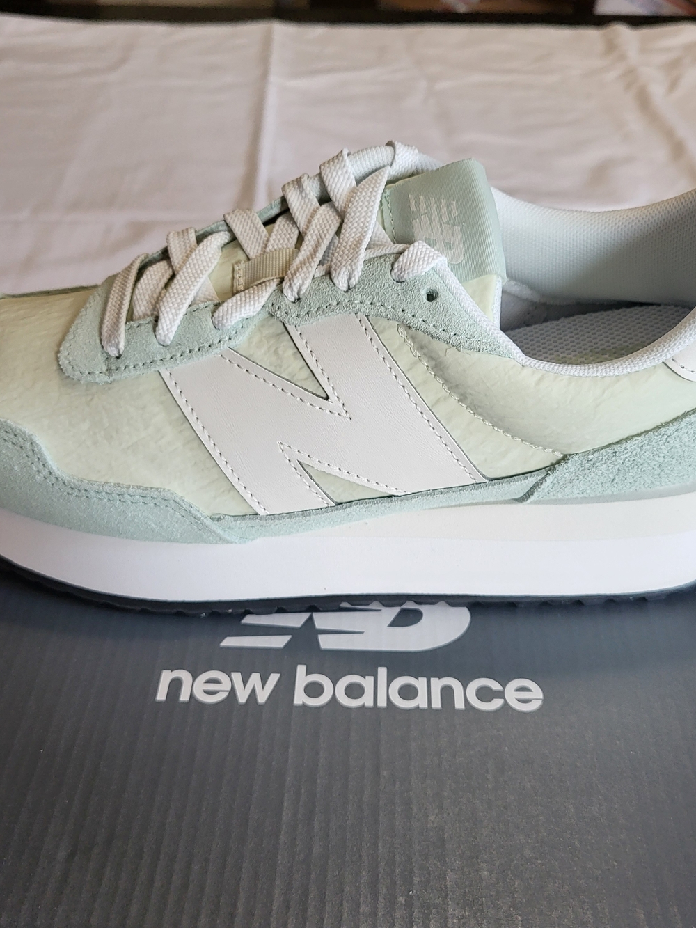 *NEW * New Balance 237 Sage Green White Womens Shoes Size 9 Men's Size 7.5 w/Box